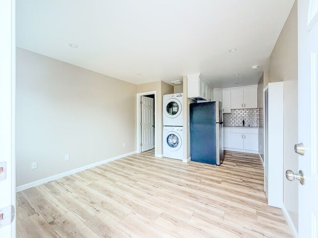 Building Photo - 1301 Kingswood Way