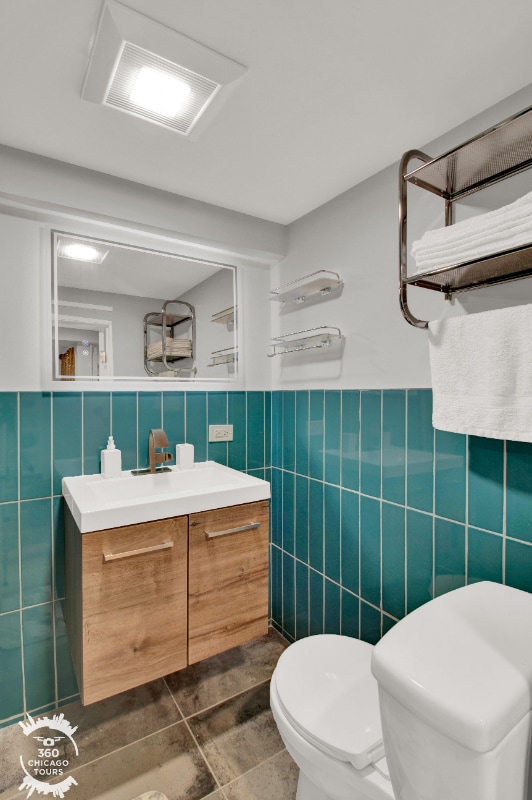 Building Photo - 2438 N Maplewood Ave