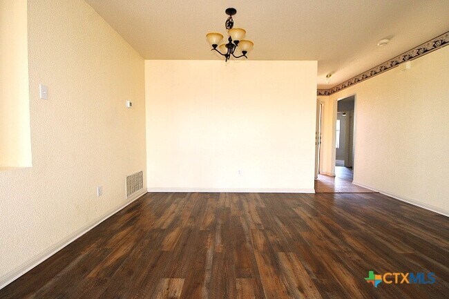 Building Photo - 5707 Schneider Dr