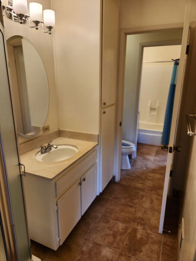 Building Photo - 1725 Holland Cir