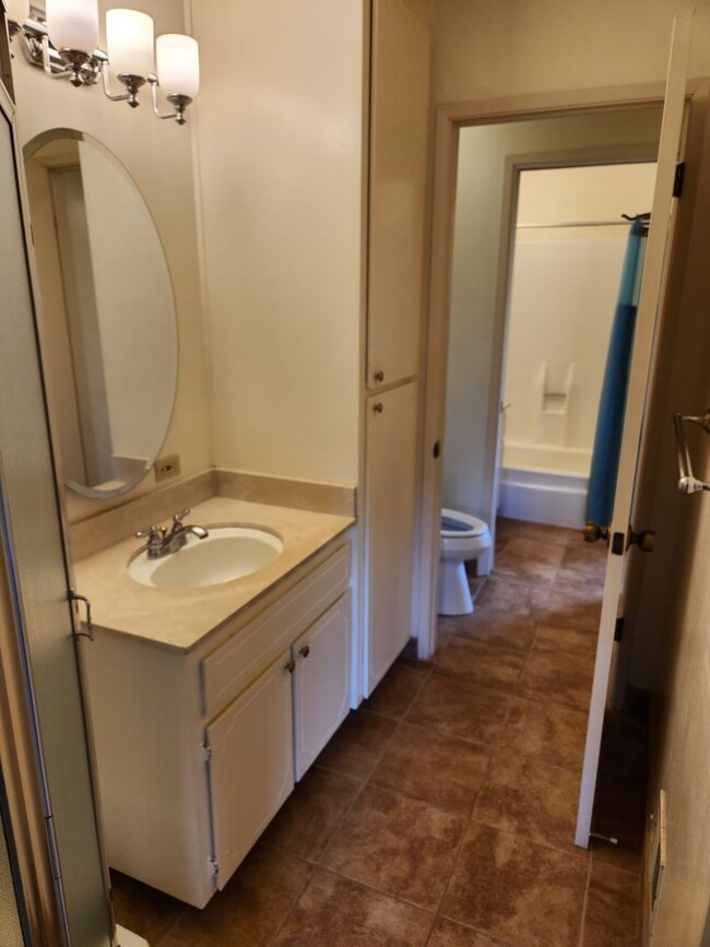 Building Photo - Very nice 2 Bed/ 1.5 Bath /1,263 Sqft Waln...