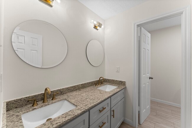 Building Photo - 6 Thornhedge Ct