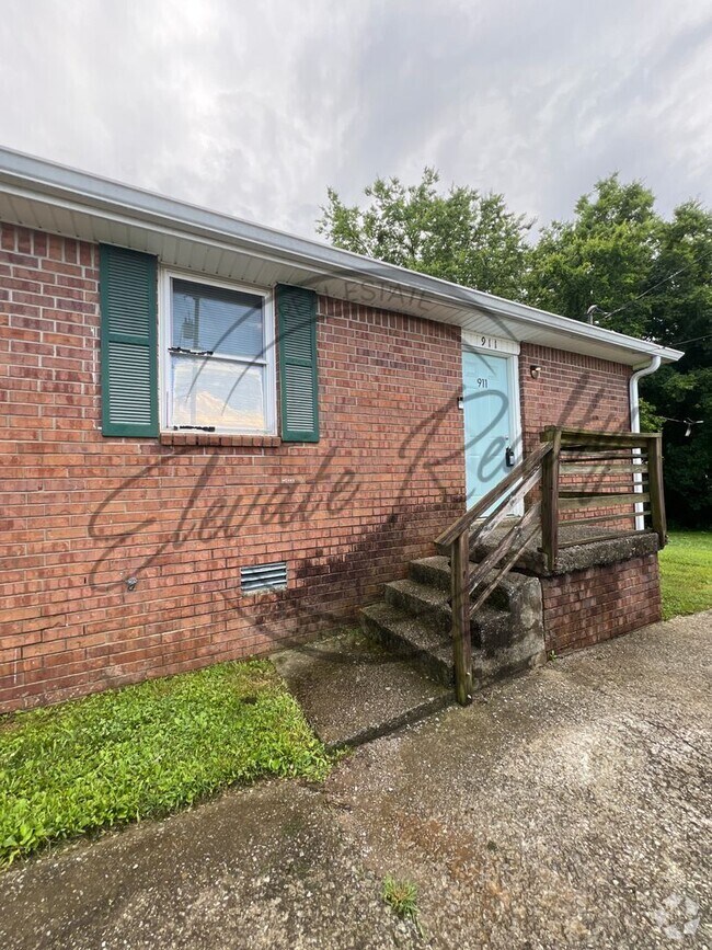 Building Photo - Trailwood Circle 909-911