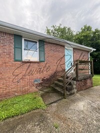 Building Photo - Trailwood Circle 909-911