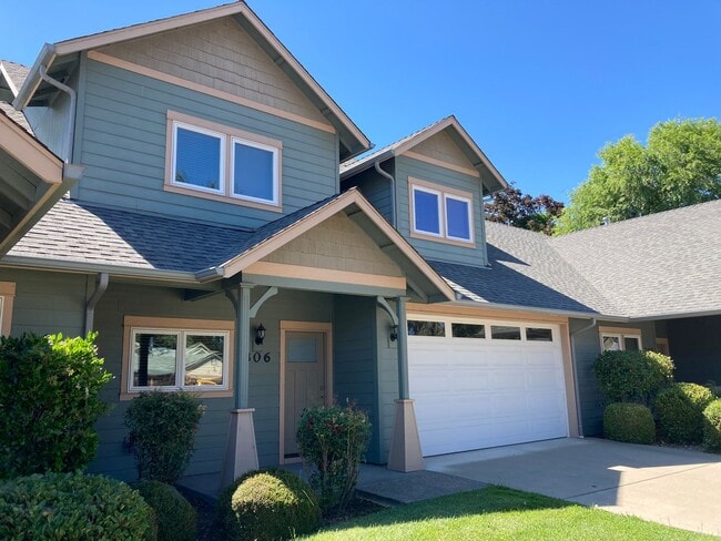 Building Photo - 2 Bedroom 2.5 Bath Townhome