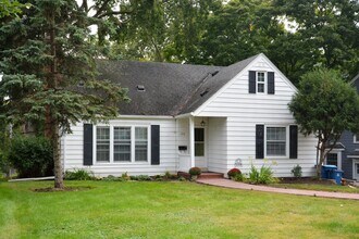Building Photo - Beautiful 3-Bedroom 1.5-Bathroom Available...