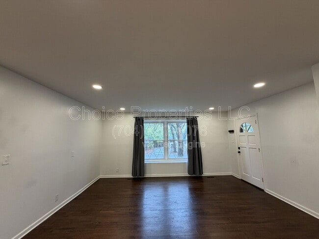 Building Photo - 5044 Baylor Dr