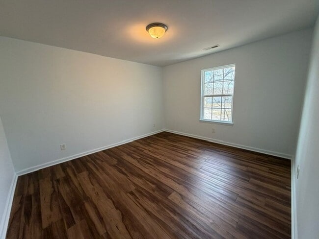 Building Photo - 3 Bedroom 2 Bathroom in a Tri-plex