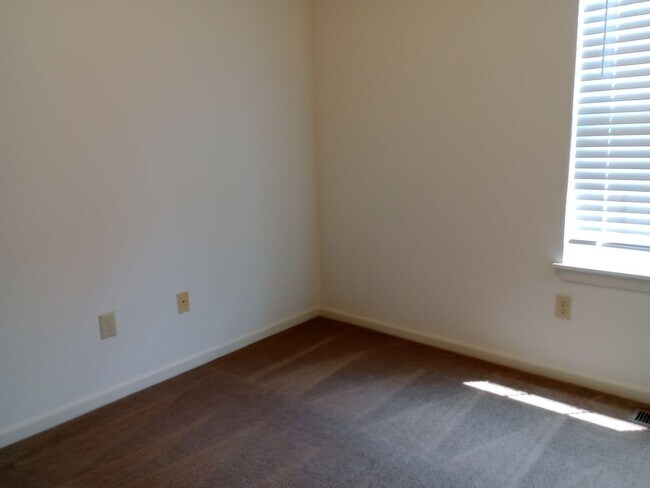 Building Photo - 210-210 Nikki Way