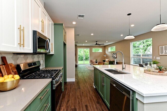 Building Photo - 1202 Cometa St