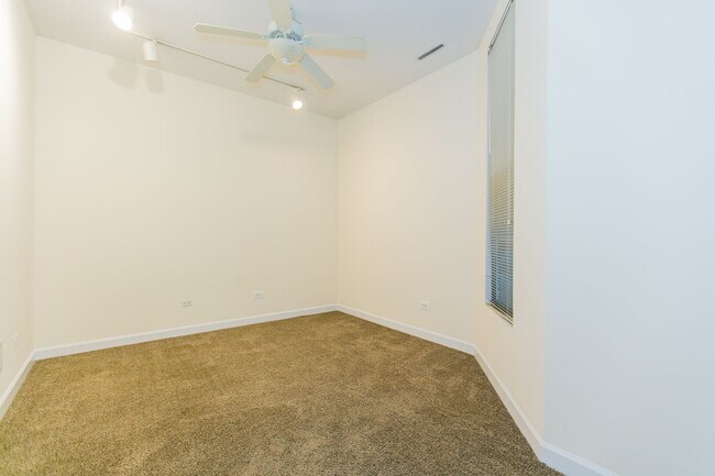 Building Photo - 2342 N Clark St