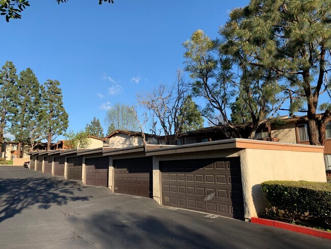 Building Photo - 2 Bedroom Condo for Lease in Desirable Long Beach Community