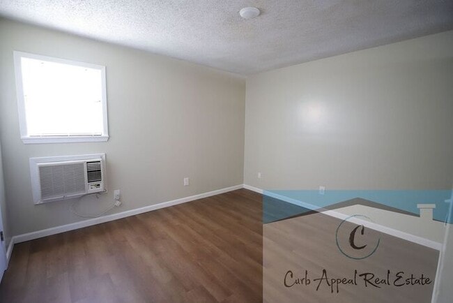 Building Photo - Utilities included plus cable and internet!! Newly renovated 1 bed/1 bath apt - HUD accepted!!