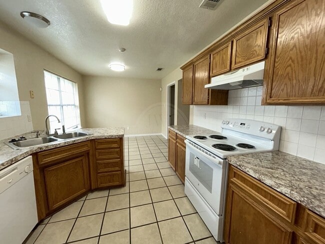 Building Photo - 405 Diana Ln