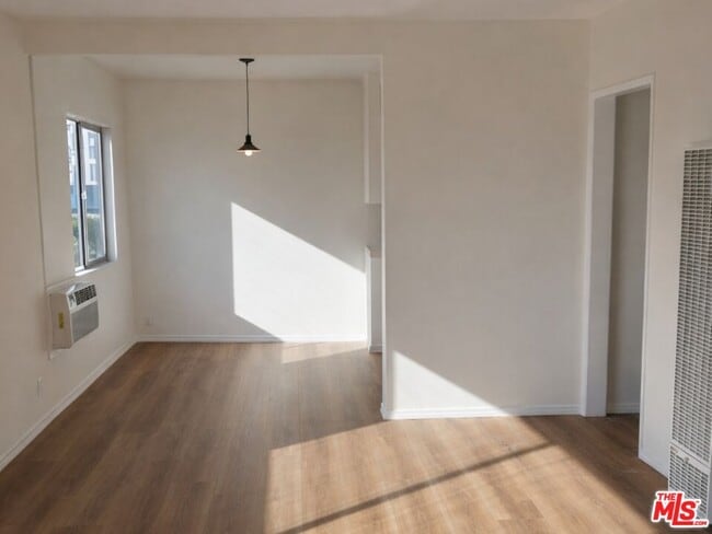 Building Photo - 1022 S Catalina St