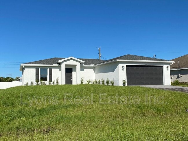 Building Photo - 2744 NE 5th Pl