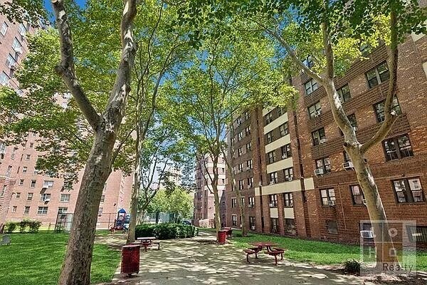 Building Photo - 500 Grand St