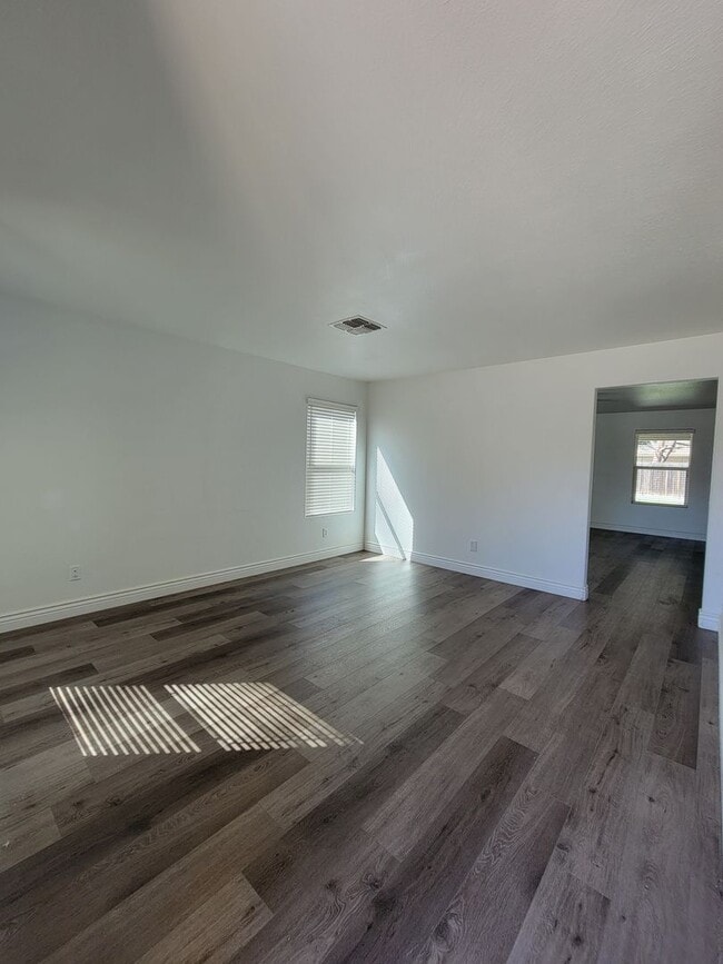 Building Photo - 4 Bedroom 2 Bathroom Home Close to Shopping and Restaurants!!