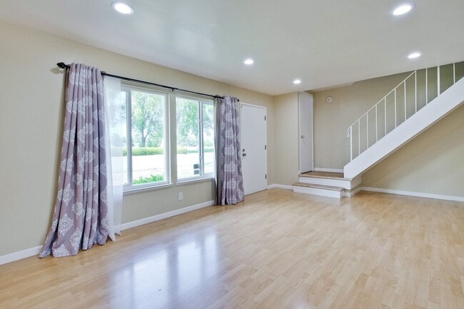 Building Photo - Beautiful 4 Bed 2.5 Bath Town Home in Fremont Northgate Area !