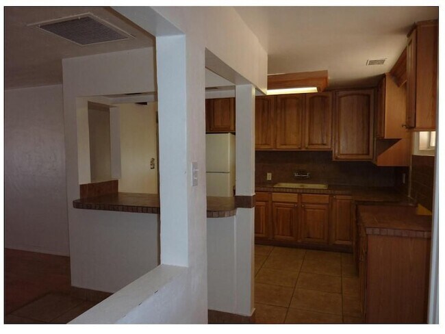 Building Photo - 3027 W San Miguel Ave