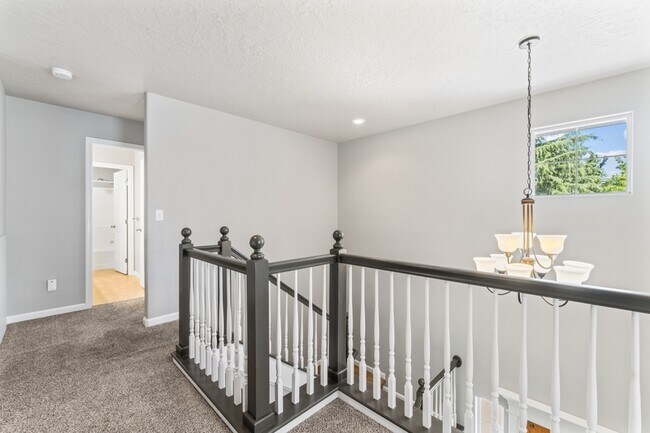 Building Photo - 552 E Whitney Ct