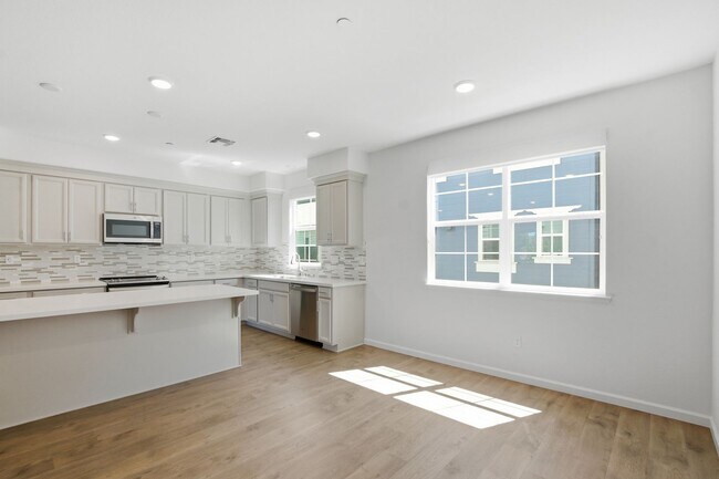 Building Photo - Spacious 3 Bed Townhome with Garage, A/C & Modern Finishes