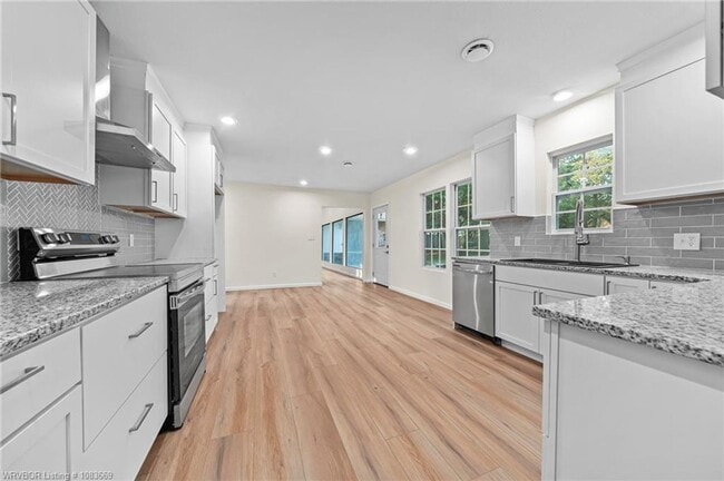 Building Photo - 4 bedroom Single Family home in Fianna Hils