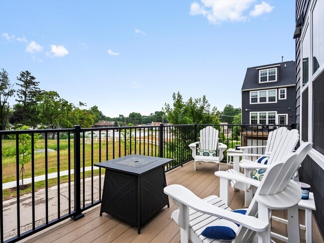 Building Photo - 202 N Sydney Ct