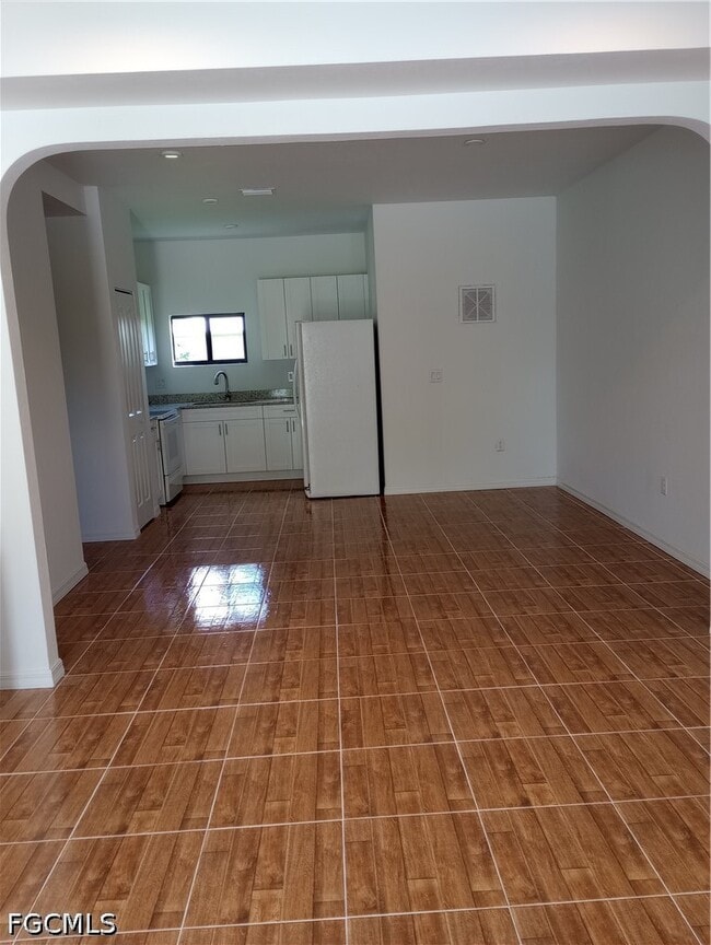 Building Photo - 423 Canyon Dr S