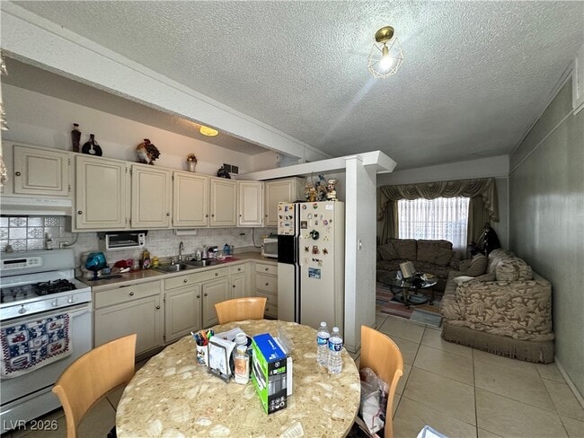 Building Photo - 2300 Pardee Pl