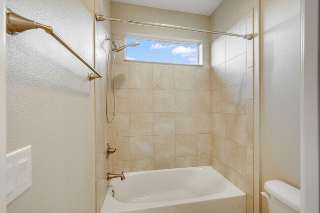 Building Photo - 4 bedroom, 3.5 bathroom in desirable Trasona!