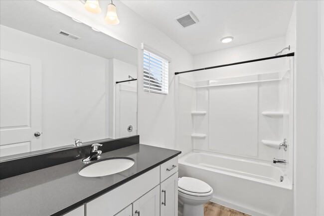Building Photo - *$500 MOVE-IN SPECIAL* Charming 3-Bedroom ...