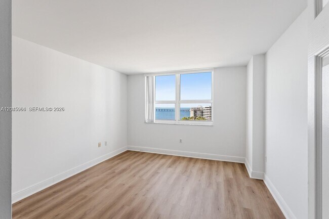 Building Photo - 1155 Brickell Bay Dr