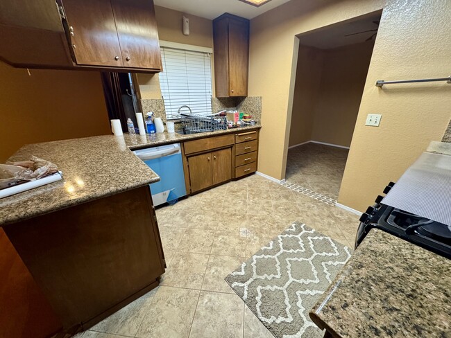 Building Photo - 1530 Burgundy Dr