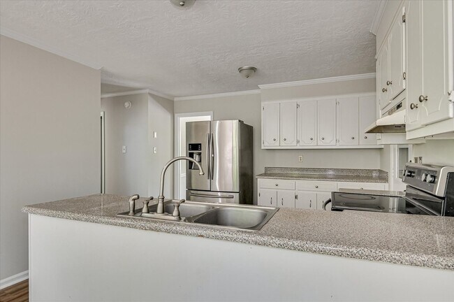 Building Photo - 3 bedroom, 2.5 bathroom home on a large co...