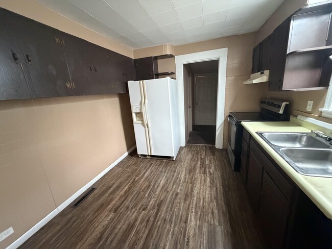 Building Photo - 607 Hazel-