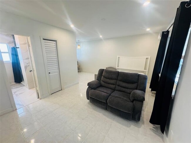 Primary Photo - 1941 Washington St