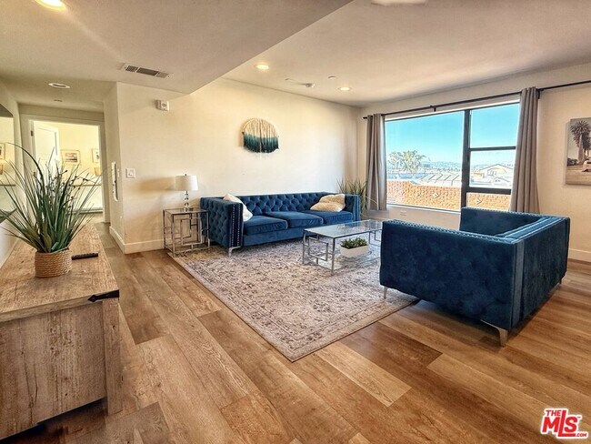 Building Photo - 723 S St Andrews Pl