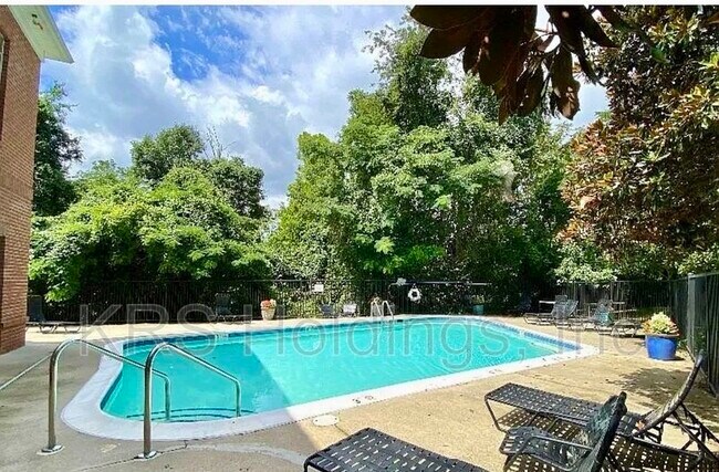Building Photo - 310 Riverbend Dr