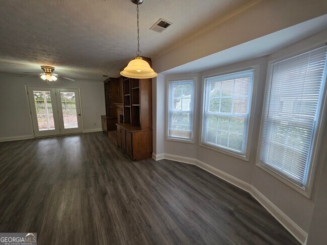 Building Photo - 405 Williamsburg Way