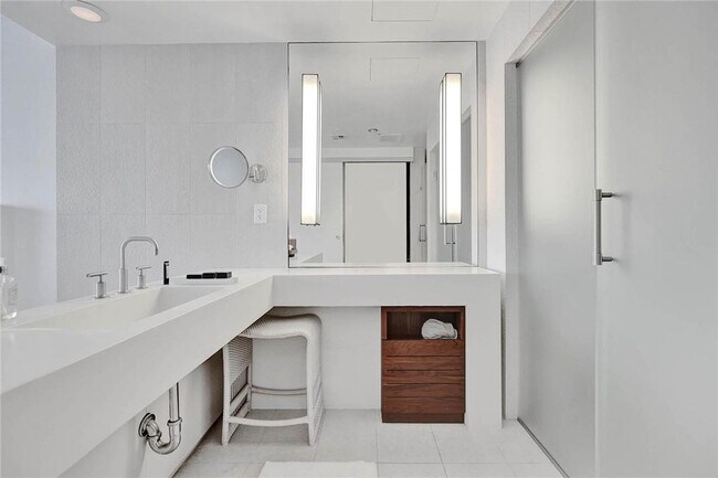 Building Photo - 3101 Bayshore Dr