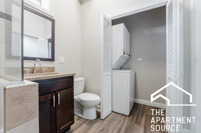 Building Photo - 1756 W Montrose Ave