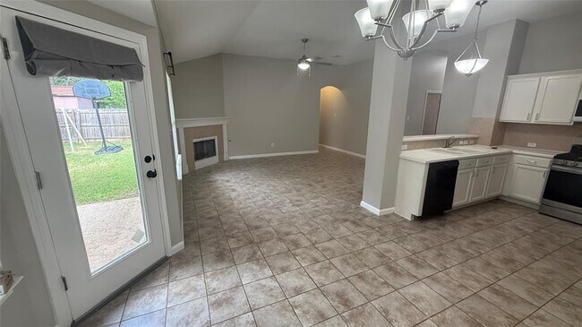 Building Photo - 605 Columbine Ave