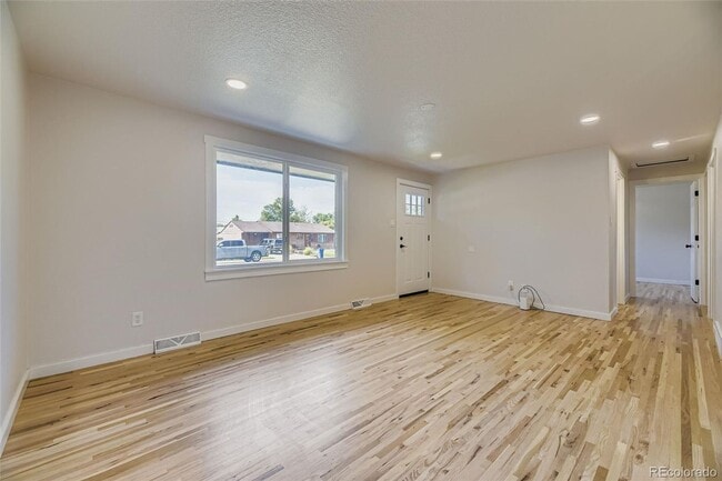 Building Photo - Newly Renovated 3 bed, 1 bath in Englewood (Top Unit)