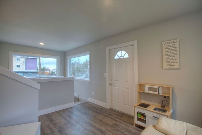 Building Photo - All inclusive master suite with private ba...