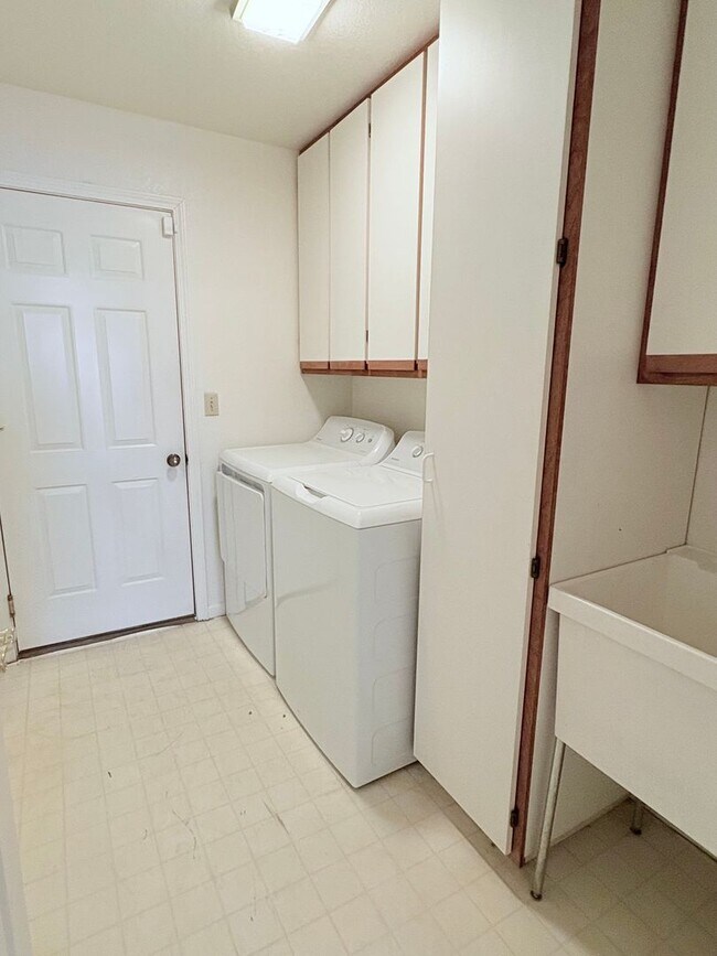 Building Photo - Spacious 2bd/2bath + Den home in gorgeous community (there's a lake!)