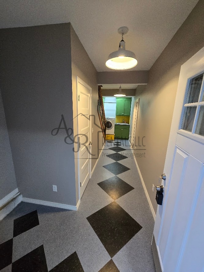 Building Photo - 301 E 7th St