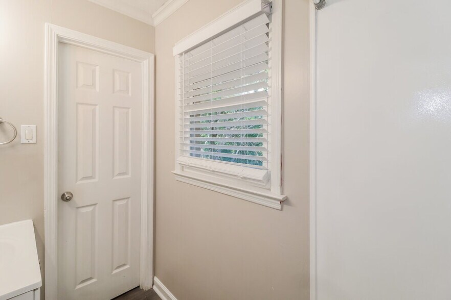 Building Photo - 7006 Knollwood Dr