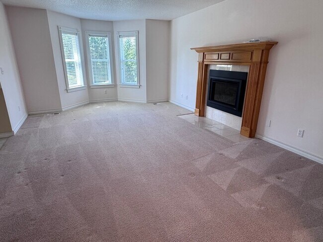 Building Photo - Gorgeous Home on 23 Acres Includes 22x32 S...