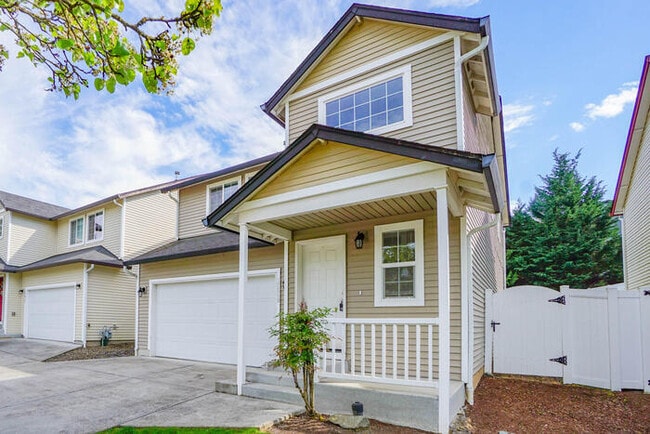 Building Photo - THREE BEDROOM WITH FENCED YARD